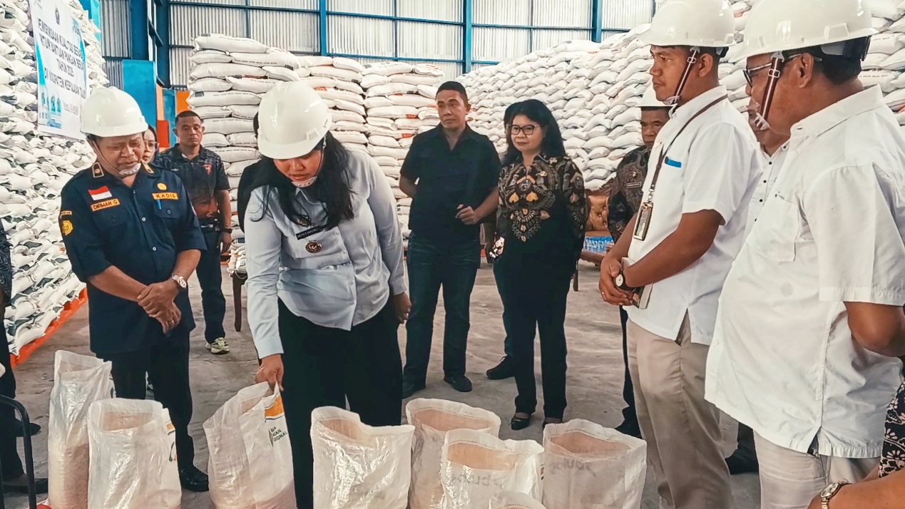 Dilepas Pekan Depan, Wabup Anisya Tinjau Stok dan Kualitas Beras di Gudang Bulog
