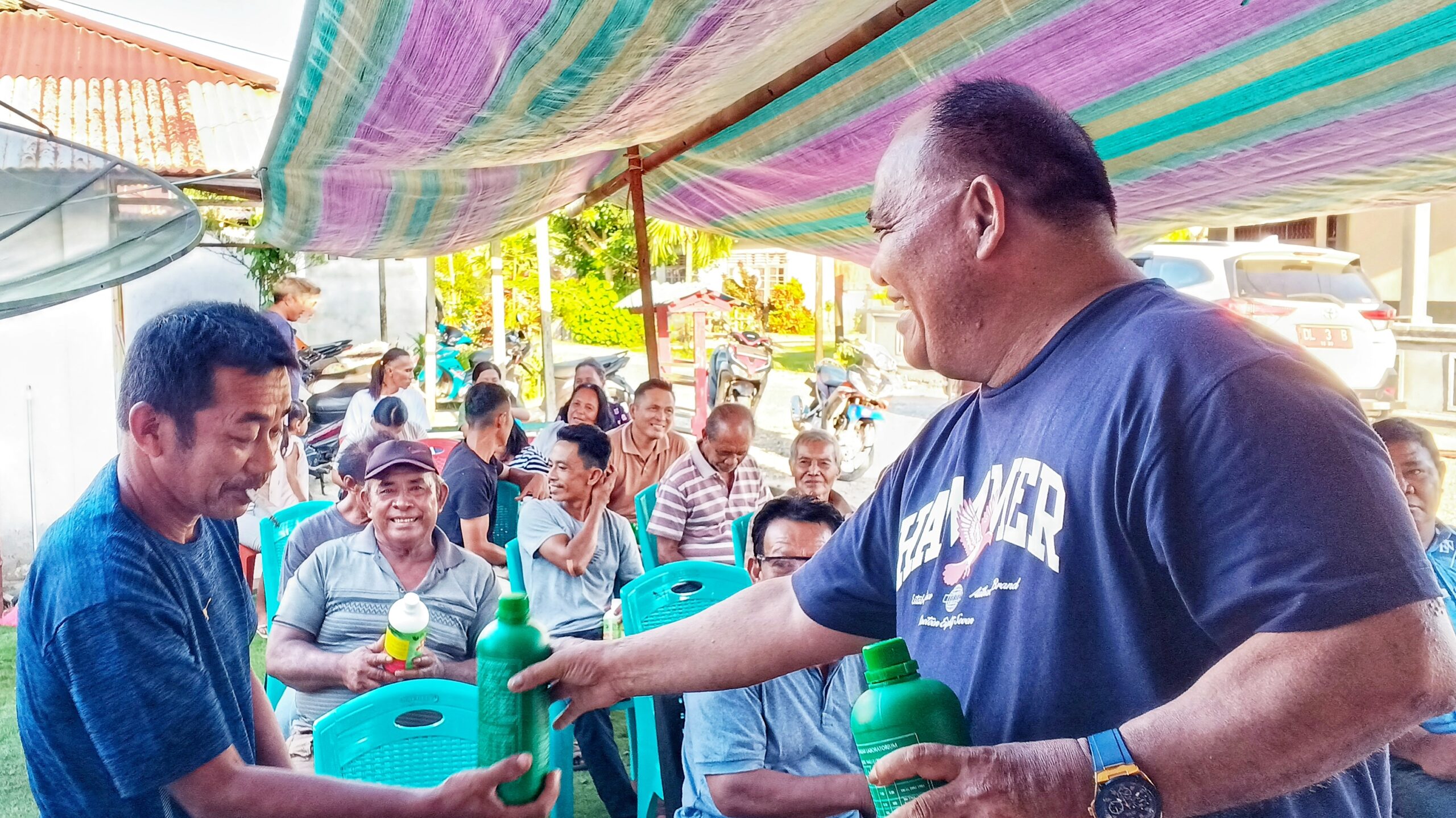 Peduli Pertanian, Ketua DPRD Talaud Beri Bantuan Pupuk untuk Warga di Kecamatan Pulutan