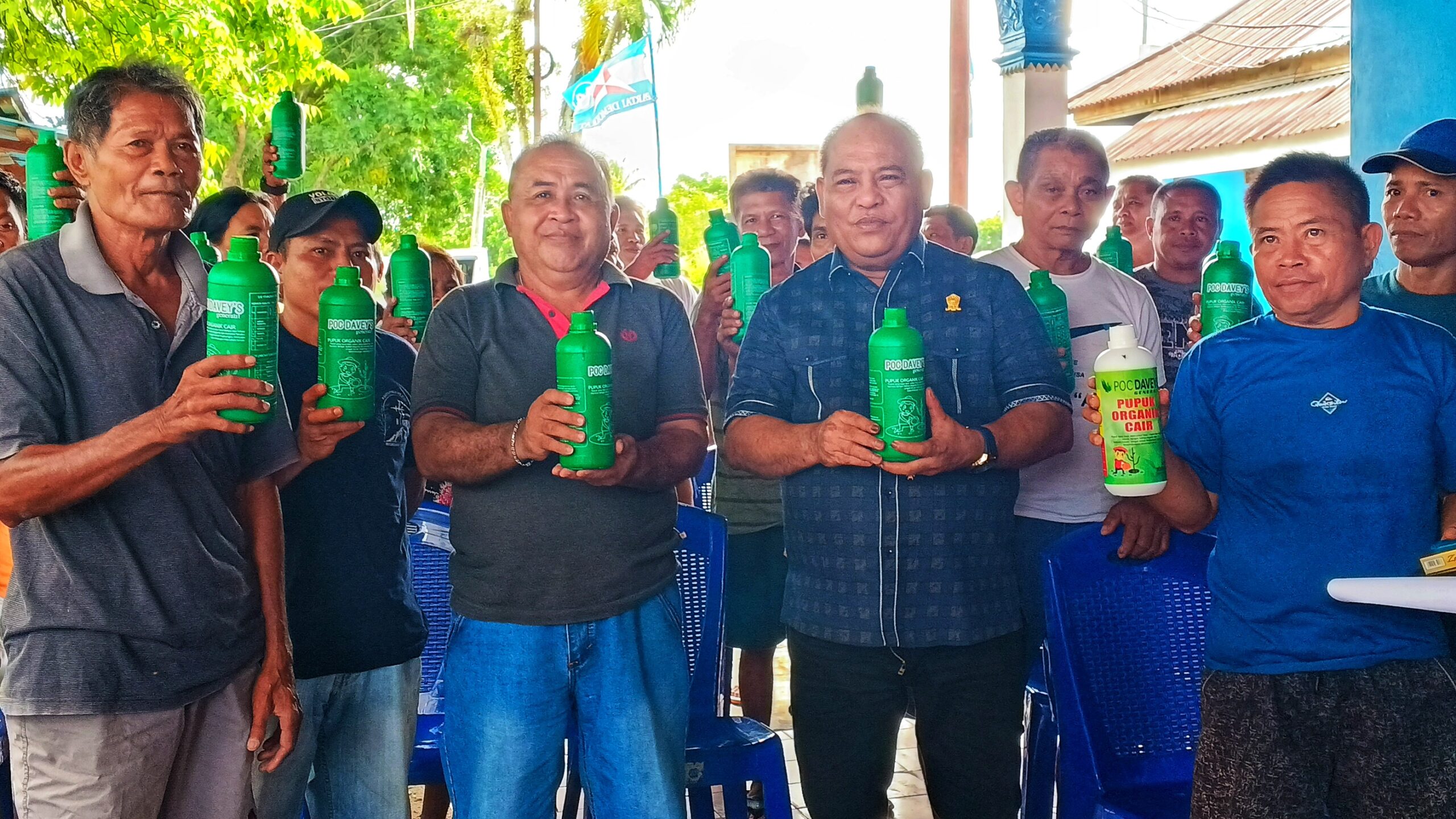 Ketua DPRD Talaud Beri Bantuan Pupuk untuk Petani Desa Mala dan Melonguane