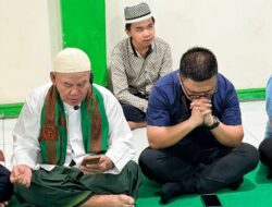 Pastor Maxi dan Imam Sidiq Duduk Berdampingan Sambil Berdoa di Acara Silaturahmi dan Buka Puasa WKRI Paroki Pineleng Bersama Umat Muslim Masjid Al Mustaqim
