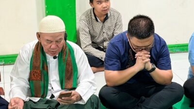 Pastor Maxi dan Imam Sidiq Duduk Berdampingan Sambil Berdoa di Acara Silaturahmi dan Buka Puasa WKRI Paroki Pineleng Bersama Umat Muslim Masjid Al Mustaqim