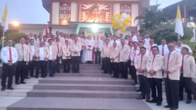 Tiba di Lokasi Pelantikan, Uskup.Manado Dapat PIN KBK dan PIN Pelindung KBK Keuskupan Manado